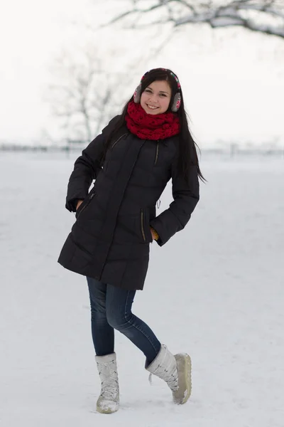 Kız kış aylarında açık havada yürüyüş — Stok fotoğraf