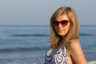 açık havada kısa elbiseli seksi sarışın kız