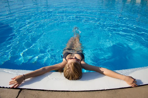 スイミング プールでスポーティなブロンドの女の子 — ストック写真