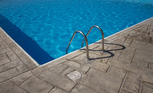 Lyseblå svømmebasseng – stockfoto