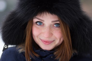 Kırmızı saçlı kız açık havada kışın