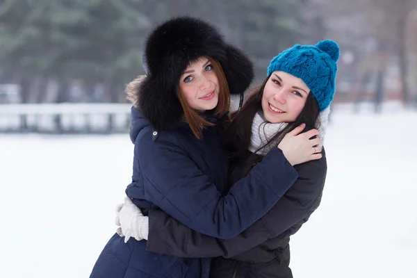 Tiener meisje vrienden buiten in de winter — Stockfoto