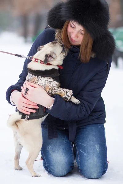 Kırmızı saçlı kız ile pug köpek — Stok fotoğraf