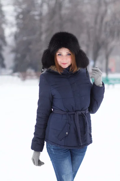 Rothaarige Mädchen im Winter draußen — Stockfoto