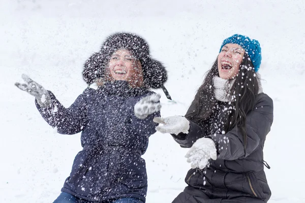 Tiener meisje vrienden buiten in de winter — Stockfoto