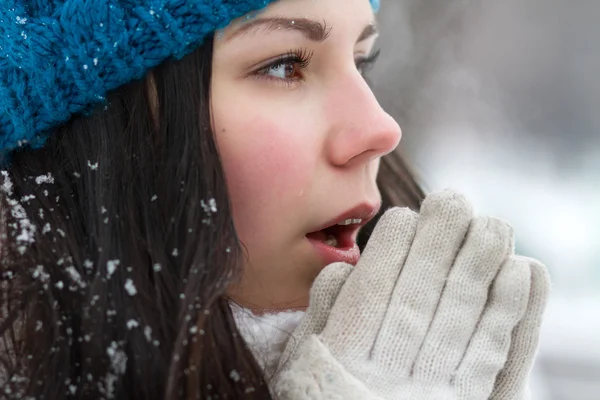 Brunetka dziewczynka na zewnątrz w zimie — Zdjęcie stockowe