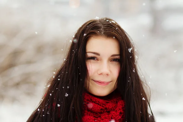 下雪的冬日户外的女孩 — 图库照片