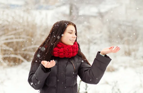 下雪的冬日户外的女孩 — 图库照片