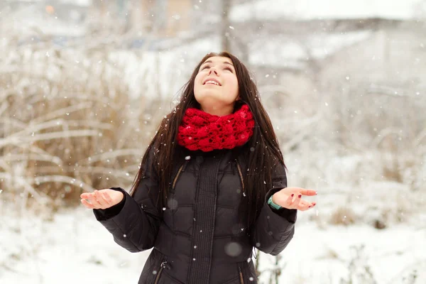 Girl outdoors in snowy winter day — Stock Photo, Image