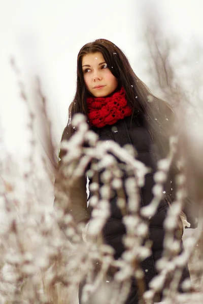 Дівчина на відкритому повітрі в сніжний зимовий день — стокове фото