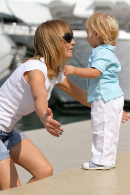 Anne ve sevimli küçük sarışın oğlu