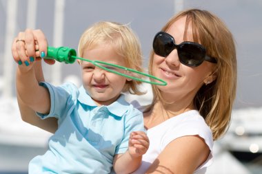 Anne ve sevimli küçük sarışın oğlu