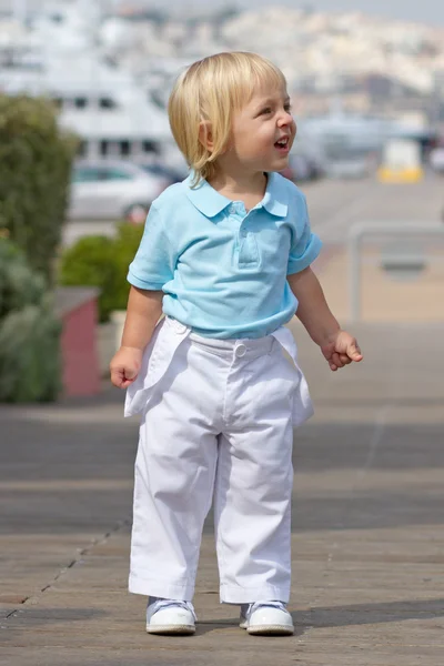 Mały chłopiec blond w parku — Zdjęcie stockowe