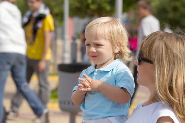 Moeder en haar schattige blonde zoontje — Stockfoto