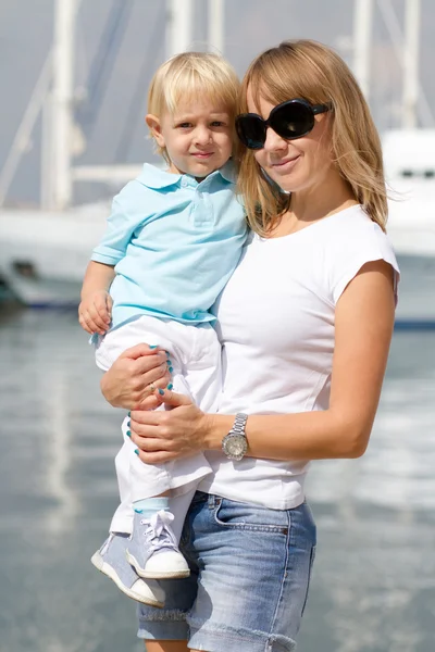 Mamma e il suo piccolo figlio biondo carino — Foto Stock