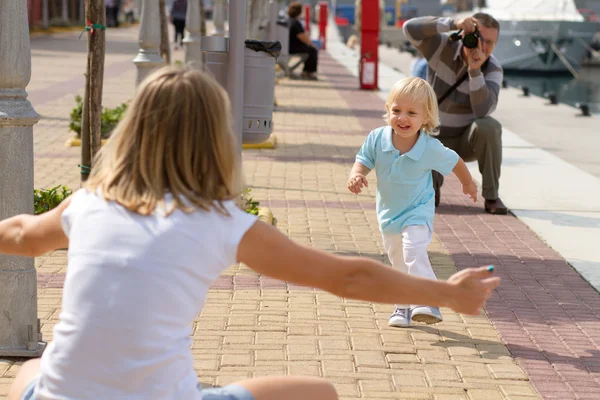 Familj i parken — Stockfoto