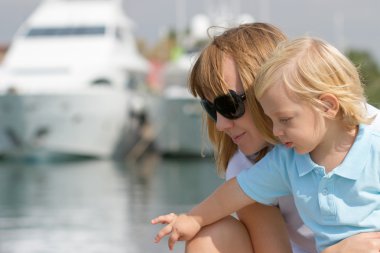 Anne ve oğlu, tersane