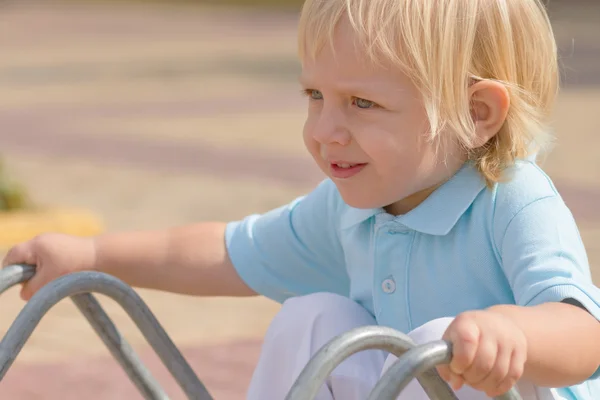 Söt litlle blond pojke — Stockfoto