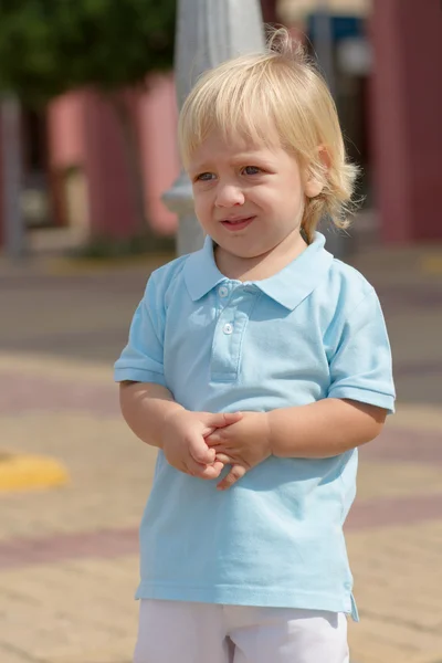 Mignon blond garçon à l'extérieur — Photo