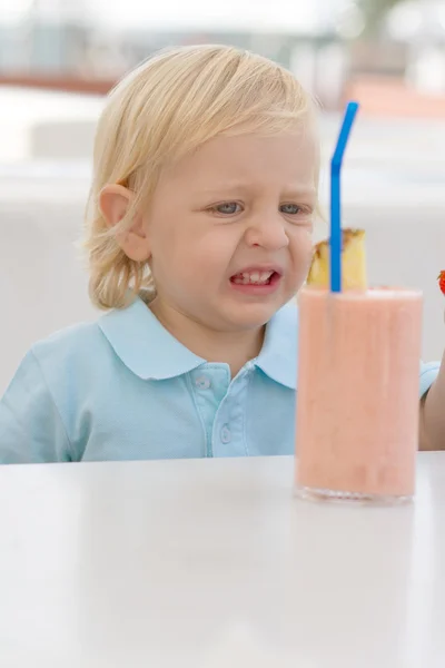 カフェでの小さな金髪の少年 — ストック写真