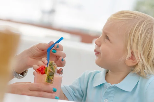 Kleine blonde jongen in een café — Stockfoto