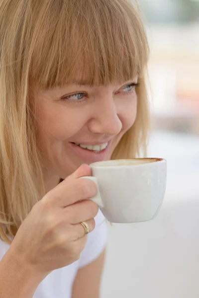 Volwassen blond meisje, drinken koffie — Stockfoto