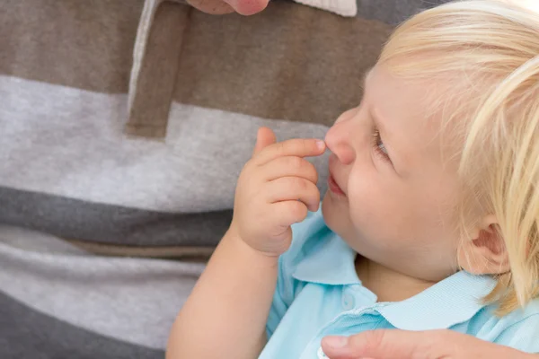 Vater spielt mit seinem kleinen Sohn — Stockfoto