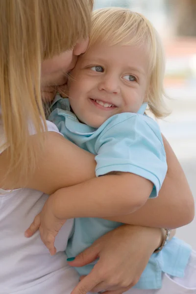 Maman et son mignon petit fils blond — Photo