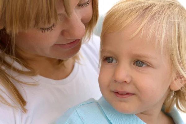 Moeder en haar schattige blonde zoontje — Stockfoto