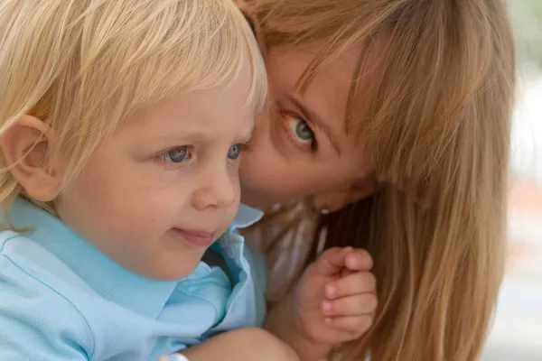 Mamá y su lindo hijo rubio — Foto de Stock