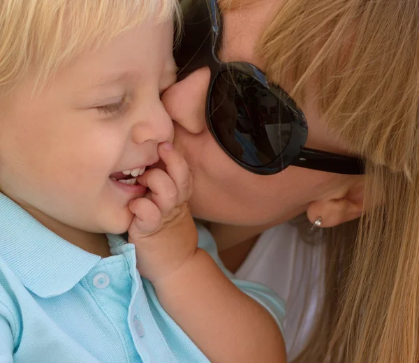 Mom kissing her little son — Stock Photo, Image