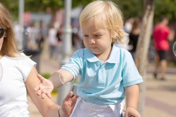 Mamma e il suo piccolo figlio biondo carino — Foto Stock