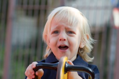 oyun üzerinde küçük bir çocuk ağlıyor