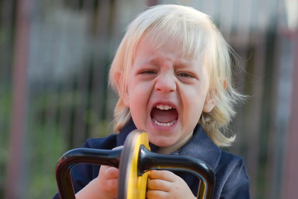 Weinendes kleines Kind auf Spielplatz — Stockfoto