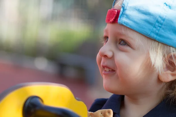 Bonito menino loiro no parque infantil — Fotografia de Stock