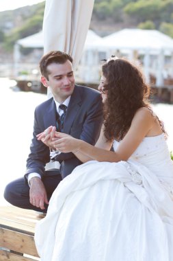 Genç çift birbirlerine bakıyorlar.