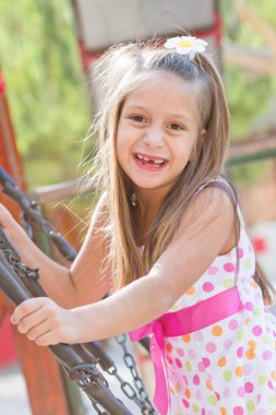 Dişsiz bir oyun üzerinde küçük kız