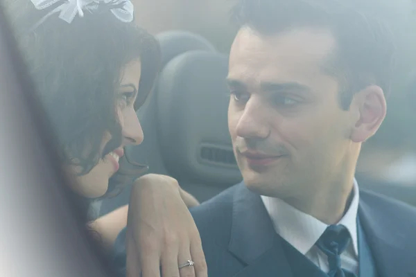 Happy newlyweds in a car — Stock Photo, Image