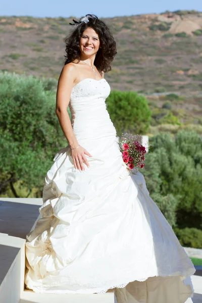 Glückliche junge Braut im Kleid — Stockfoto