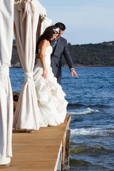 Bonito jovem casal posando ao ar livre — Fotografia de Stock