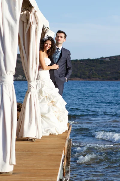 Bonito jovem casal posando ao ar livre — Fotografia de Stock