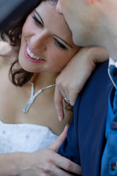 Happy newlyweds in cabrio — Stock Photo, Image