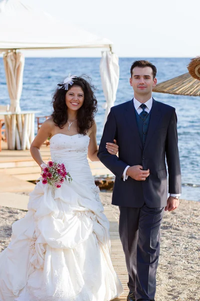 Glückliche junge Brautpaare zu Fuß — Stockfoto