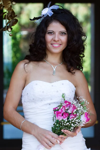 Felice giovane sposa con bouquet — Foto Stock