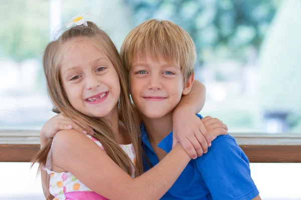 Niedliche kleine Kinder Freunde — Stockfoto