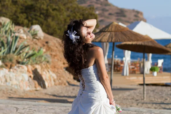 Felice giovane sposa sulla spiaggia — Foto Stock