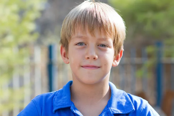 Junge auf dem Spielplatz — Stockfoto