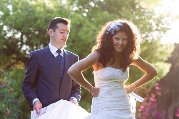 Jeune mariée faire des visages drôles — Photo