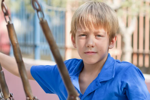 Niño en el patio de recreo — Foto de Stock