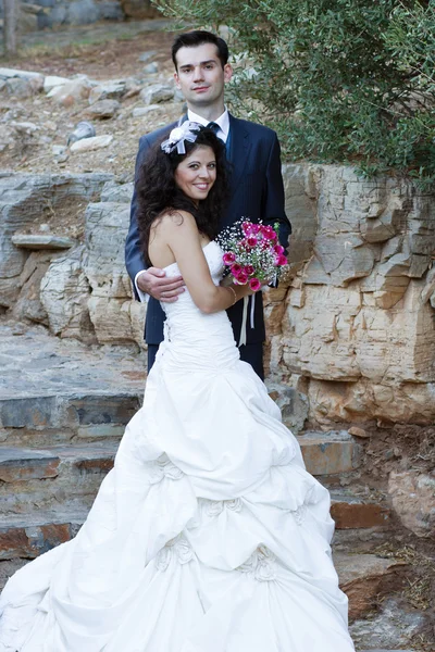 Jeune couple dans le parc après le mariage — Photo